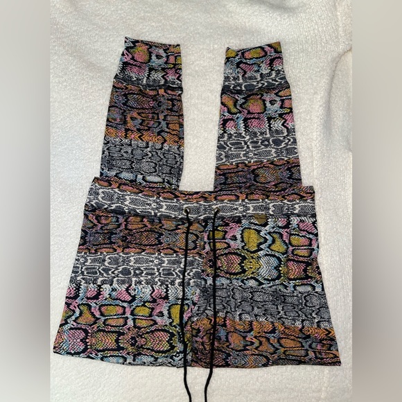 Cute Booty Lounge Psycho snake- snake print leggings - Picture 3 of 6